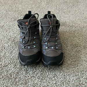 Merrell women’s hiking boots. Size 9.5. Color: grey